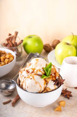 Ev yapımı elmalı turtalı dondurma. Bir kase geleneksel elmalı turta ya da elmalı turta, karamelli elma, bisküvi, karamel sosu, tarçın ve baharatlı.