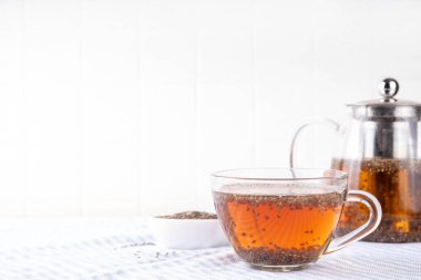 Chia tohumu çayı, modaya uygun sağlıklı chia içeceği, alternatif doğal enerji kaynağı, diyet zayıflama içeceği, çaydanlık ve çay fincanı, kopyalama alanı