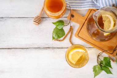 Soğuk huş ağacı çayı, huş ağacı özü bal ve limonlu yaz içeceği. Enfüzyonlu detoks içeceği