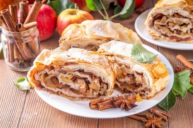 Karamelli elmalı, kuru üzümlü, fındıklı, ballı, tarçınlı, elmalı turta.