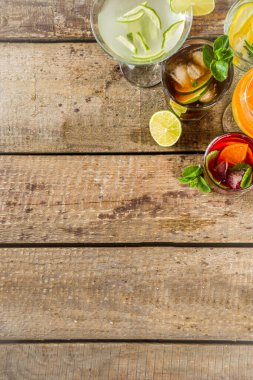 Yaz içecekleri, kokteyller ve kokteyller. Aperol spritz, Cube libre Gimlet martini, mojito, sangria. Ahşap arka planda çeşitli soğuk yaz barları ve parti içecekleri fotokopi alanı