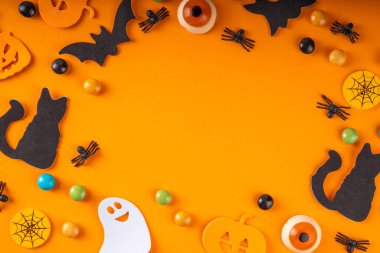 Geleneksel bayram sembolleriyle cadılar bayramı parlak tatil geçmişi - balkabakları, hayalet, siyah kedi, cadı şapkası, örümcekler. Cadılar Bayramı daveti, tebrik kartı arkaplan üst görünüm kopyalama alanı