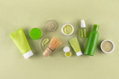 Matcha Skincare Kozmetik Arkaplanı kibrit tozu, krem, serum, yüz maskesi, fırça, toner ve nemlendirici, doğal temizlik anti-yaşlı cilt bakımı eğilimi
