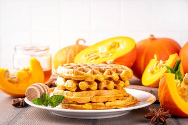 Sonbahar kahvaltısı tatlısı, balkabağı waffle. Ballı ve baharatlı ev yapımı Belçika balkabaklı waffle yığını, boşluğu kopyala