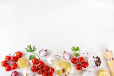 Baharatlar, karabiber, sarımsak, soğan, yeşillik ve domates, beyaz yemek masasında zeytin yağı. Beyaz taş arkaplanda yemek pişirmek için gerekli malzemeler..