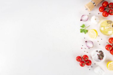 Baharatlar, karabiber, sarımsak, soğan, yeşillik ve domates, beyaz yemek masasında zeytin yağı. Beyaz taş arkaplanda yemek pişirmek için gerekli malzemeler..