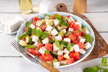 Viral yaz karpuz salatası dilimlenmiş kırmızı karpuz, salatalık, beyaz feta veya tofu peyniri, otlar, zeytinyağı ve baharatlı, kopyalama alanı