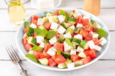 Viral yaz karpuz salatası dilimlenmiş kırmızı karpuz, salatalık, beyaz feta veya tofu peyniri, otlar, zeytinyağı ve baharatlı, kopyalama alanı