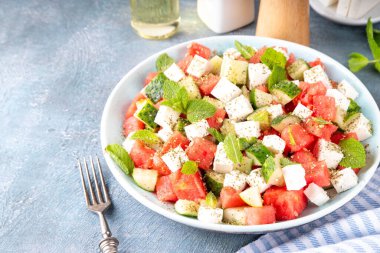 Viral yaz karpuz salatası dilimlenmiş kırmızı karpuz, salatalık, beyaz feta veya tofu peyniri, otlar, zeytinyağı ve baharatlı, kopyalama alanı
