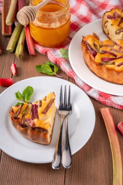 Yaz ev yapımı pişirme, lezzetli ravent turtası. Tatlı mevsimlik tatlı tarifi, üstünde ravent dilimleri ve içinde tatlı reçel olan sünger keki.