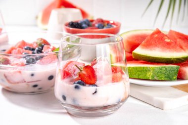 Subak Hwachae kokteyli, Kore geleneksel karpuz kokteyli. Meyve dilimleri, tapyoka boba incileri, parti için cam ve kase, fotokopi alanı.