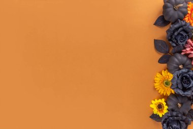 Dia de los muertos Feast düz yerde, Meksika Ölüler Günü arka planda sonbahar siyahı, turuncu, sarı çiçekler, Dia de los muertos yazılı ışık kutusu, renkli kafatası