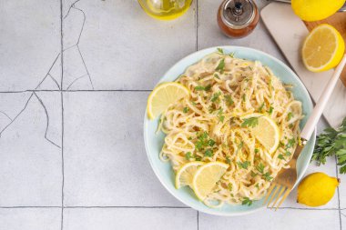 Ev yapımı limonlu biberli makarna, limonlu ve biberli limonlu spagetti, kopyalama alanı.