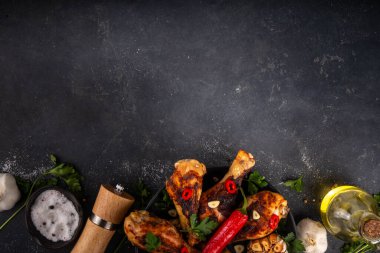 Izgara ve barbekü sezonu tarifleri. Izgara tavuk budu, sarımsak, baharat, maydanoz, bbq sosu ve zeytinyağı. Lezzetli ızgara budu öğle yemeğinde akşam yemeği için hazır. Tavuk eti, barbekü menüsü arka planı