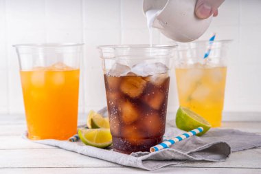 Kirli soda, soda ve alkolsüz mocktail. Sütsüz sütlü buzlu soda, modaya uygun soğuk yaz kokteyli, fotokopi alanı.