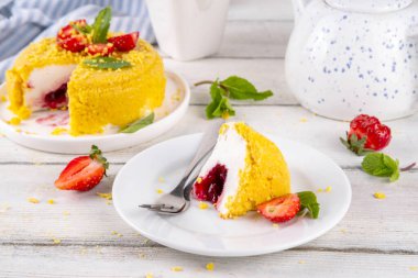 Tepetaklak Pasta yok, klasik Cheesecake New York 'un viral modası altın kurabiye parçacıkları, beyaz krem peynir ve böğürtlen reçeli katmanları, taze çilek ve ahşap masa üzerinde nane