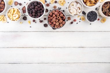 Dondurulmuş meyveler, yaz hasadını depolamak için alternatif bir yol. Kurumuş kurutulmuş ahududu, yabanmersini, şeftali, muz, kayısı, erik, böğürtlen, elma, beyaz ahşap arka planda kiraz.