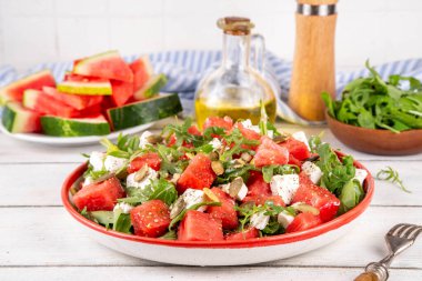 Fındıklı karpuz salatası, roka, fındık, kabak tohumu, taze diyet Akdeniz yaz brunch 'ı, sağlıklı diyet tarifi fikri, kopyalama alanı.