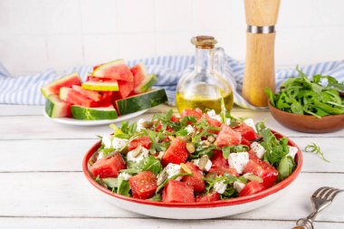 Fındıklı karpuz salatası, roka, fındık, kabak tohumu, taze diyet Akdeniz yaz brunch 'ı, sağlıklı diyet tarifi fikri, kopyalama alanı.