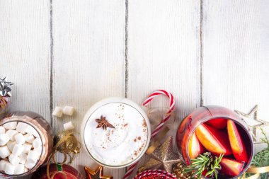 Sıcak içecek kafeleri menüsü arka planı, sıcak şarap, eggnog ve sıcak çikolata geleneksel Noel kokteylleri ve içecekleriyle, Noel bayramı şenlik süslemeleri, fotokopi alanı