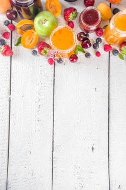 Böğürtlen ve meyve reçeli çeşitleri. Mevsimlik çeşitli yaz meyveleri, meyve reçeli, marmelat ve konfeksiyon setleri. Beyaz tahta arkaplan kopyalama alanı