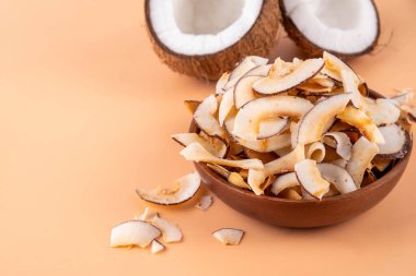 Ev yapımı hindistan cevizi cipsleri, sağlıklı organik hindistan cevizi krakerleri, keto için alternatif atıştırmalıklar, diyet yaşam tarzı, taze hindistan cevizi, kopyalama alanı.