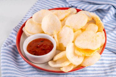 Çıtır çıtır pirinçli karides cipsi. Soslu kokulu karides krakerleri, geleneksel Asya fast food atıştırmalıkları, abur cuburlar daha sağlıklı alternatifler