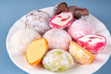Çeşitli renklerde meyve ve böğürtlen mochi çeşitleri. Geleneksel Japon dondurması, pirinç hamurlu tatlı, kopyalama alanı.