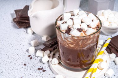 Buzlu sıcak çikolata kokteyli, sütlü, çikolatalı, şekerli soğuk içecek, beyaz arka plan fotokopi alanı.