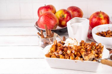 Kahvaltıda elmalı turta Fransız tostu fırında güveç. Lezzetli Fransız tostu elmalı turta ile doldurulmuş, tarçınlı ve dondurmalı, baharatlı ve taze elmalı.