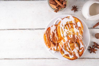 Tatlı kahvaltı tarçınlı Fransız tostu, vanilyalı krem peynirli. Nefis sabah atıştırmalıkları ya da öğle yemeği için tarçınlı çöreklerden yapılan Fransız tostları.