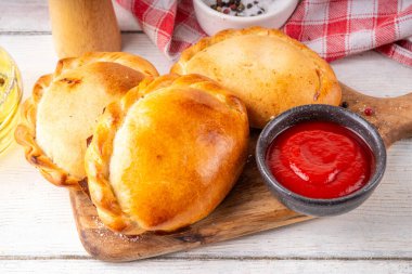 Ev yapımı altın el pastası, dolgulu. İtalyan kapalı pizza, börek, pieroji. Mini puf böreği ya da içi tatlı ve lezzetli dolmalarla dolu el pastaları.. 