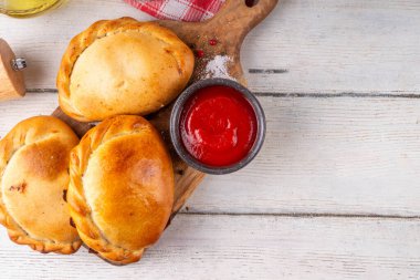 Ev yapımı altın el pastası, dolgulu. İtalyan kapalı pizza, börek, pieroji. Mini puf böreği ya da içi tatlı ve lezzetli dolmalarla dolu el pastaları.. 