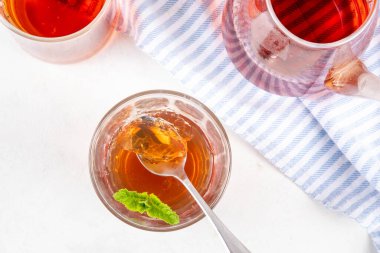 Siyah çay modası Asyalı tatlı, diyet kalorisiz tatlı çay agar veya jöle, porsiyonlu cam, beyaz masa arkaplan fotokopi alanı