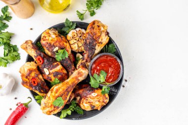 Izgara ve barbekü sezonu tarifleri. Izgara tavuk budu, sarımsak, baharat, maydanoz, bbq sosu ve zeytinyağı. Lezzetli ızgara budu öğle yemeğinde akşam yemeği için hazır. Tavuk eti, barbekü menüsü arka planı