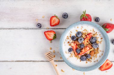 Ev yapımı tatlı kahvaltı, Granola ve böğürtlenli Yunan yoğurt kasesi