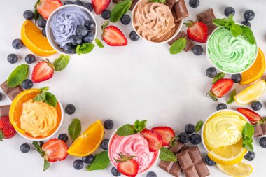 Donmuş yoğurt çeşitleri. Çikolatalı, vanilyalı, böğürtlenli, meyveli dondurma. İçinde yaban mersini, çikolata, çilek, portakal, limon, nane...