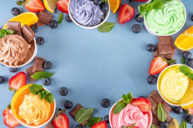 Donmuş yoğurt çeşitleri. Çikolatalı, vanilyalı, böğürtlenli, meyveli dondurma. İçinde yaban mersini, çikolata, çilek, portakal, limon, nane...