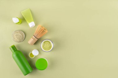 Matcha Skincare Kozmetik Arkaplanı kibrit tozu, krem, serum, yüz maskesi, fırça, toner ve nemlendirici, doğal temizlik anti-yaşlı cilt bakımı eğilimi