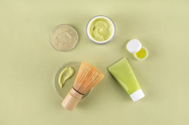 Matcha Skincare Kozmetik Arkaplanı kibrit tozu, krem, serum, yüz maskesi, fırça, toner ve nemlendirici, doğal temizlik anti-yaşlı cilt bakımı eğilimi