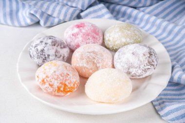 Çeşitli renklerde meyve ve böğürtlen mochi çeşitleri. Geleneksel Japon dondurması, pirinç hamurlu tatlı, kopyalama alanı.