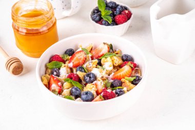 Virüslü, taze dutlu gözleme, yaz tatlı kahvaltı ya da öğle yemeği tarifi fikri, pudra şekeri ve bal, beyaz mutfak masasının üzerinde.