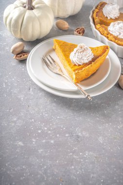 Geleneksel Sonbahar Balkabağı Turtası. Ev yapımı Amerikan balkabağı turtası üstüne krem şanti..