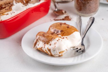 Moda dalgona tiramisu tatlısı. Ev yapımı köpüklü kremalı kahve tiramisu, Savoyardi ile hazırlanmış, üzerinde hazır kahve köpüğü ve çikolata var.