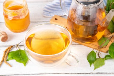 Doğal organik huş ağacı çayı. Huş ağacı küpeli bitki çayı. Yapraklar ve çiçek açan bal ve polen, organik sıcak detoks sağlıklı diyet içeceği