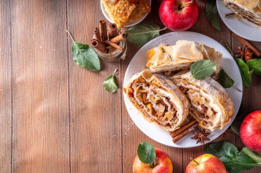 Karamelli elmalı, kuru üzümlü, fındıklı, ballı, tarçınlı, elmalı turta.