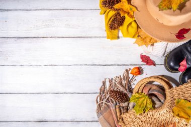 Sonbahar ve kış mevsimi için hazırlık, sonbahar rahat giysileri ve dekor arka planı, ahşap masa görünümü kopya alanı