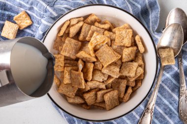 Porsiyonlu kasede sütlü tarçınlı tost karışımı. Tatlı Moda Çıtır Tarçınlı Kahvaltı Gevreği 
