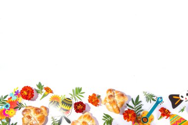 İspanyol geleneksel Meksika bayramı, Sonbahar Festivali Ölüler Günü (dia de los muertos) arka plan. Geleneksel Pan de Muerto ekmeği, süslemeler ve Marigold ve cempasuchil çiçekleriyle