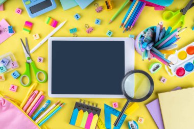 Okulun çeşitli okul gereçleri, öğrenciler ve okul çocukları için eğitim aksesuarları, defterler, kalemler, kalemler, hesap makinesi, kalem kutusu, sırt çantası, kulaklık içeren renkli geçmişine geri dön